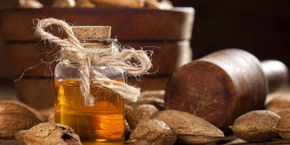 Γιατί δεν πρέπει να λείπει το αμυγδαλέλαιο από το ντουλάπι των καλλυντικών σας;