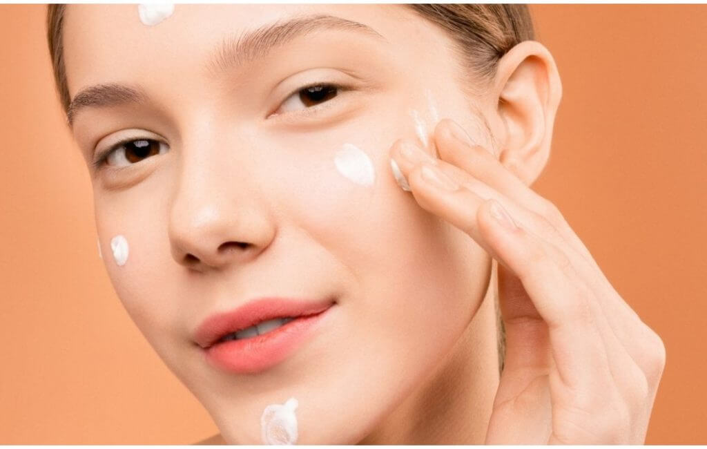 Τι είναι το Υαλουρονικό Οξύ και η Ρετινόλη και τι ακριβώς κάνουν στο Δέρμα;