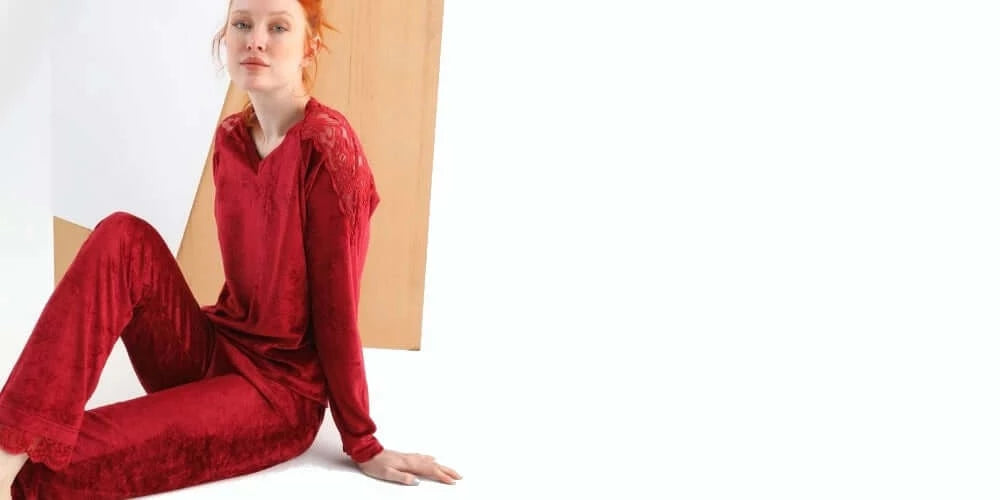 Βελουτέ πιτζάμες από ποιοτικά εκλεπτυσμένα υφάσματα με μοντέρνο σχεδιασμό για ξεχωριστές homewear εμφανίσεις.